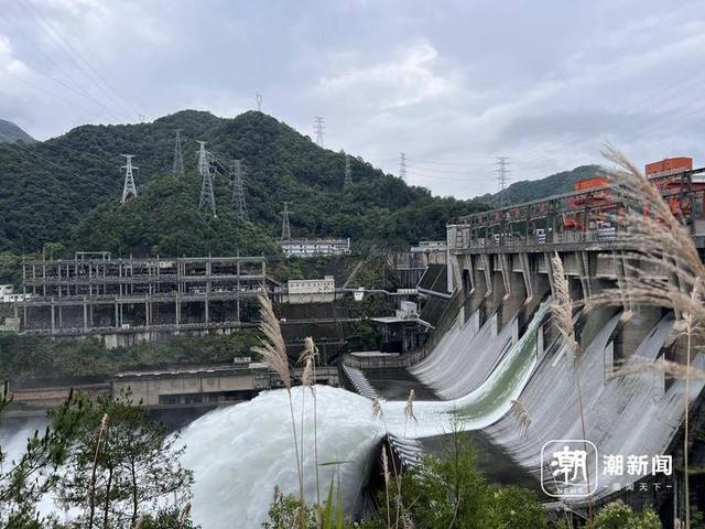 現場直擊新安江水庫開閘泄洪：江邊拉起警戒線城區生活有序